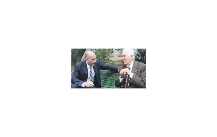 Federico Luppi  (con las manos sobre el bastón al estilo Borges) y Dario Grandinetti  protagonizan “Inevitable”, versión de la pieza “Cita a ciegas” de Mario Diament.