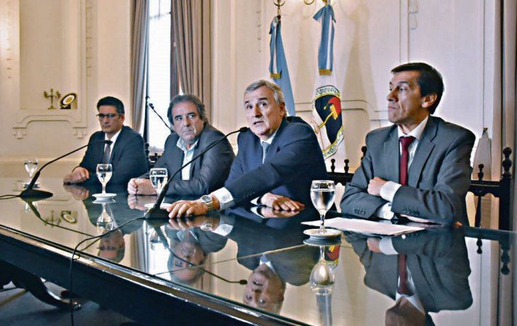 MEDIDAS. El radical Gerardo Morales junto a parte de su gabinete durante el anuncio del pago de un plus.