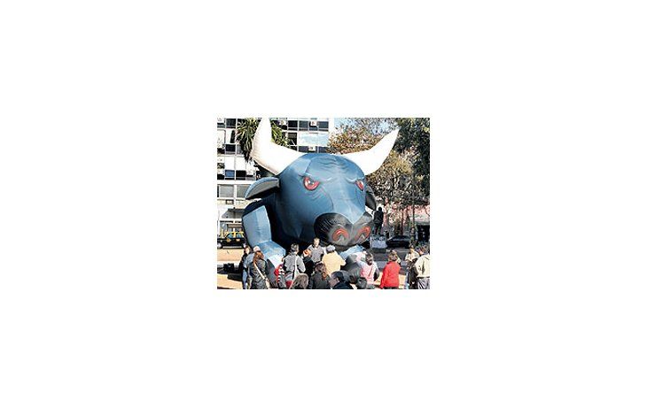 ámbito.com | Ingenio rural: productores instalaron ayer un toro inflable,de nombre «Alfredito» en la Plaza del Congreso.