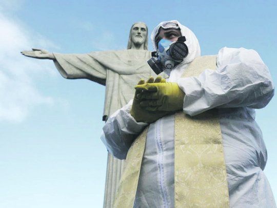 Rezo. Un cura lidera una ceremonia religiosa en Río de Janeiro.