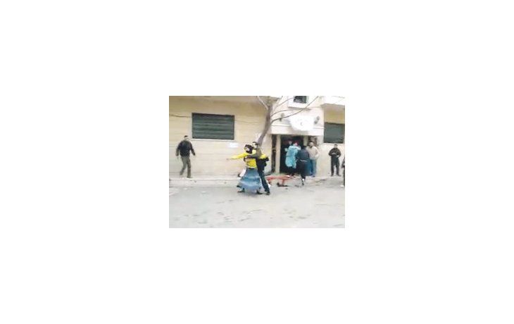 Una imagen subida a la red social YouTube por disidentes de Siria muestra las afueras de un hospital de campaña que habría sido bombardeado por el régimen.