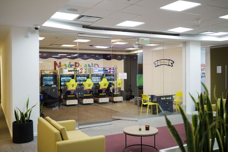 Área recreativa con máquinas de arcade y consolas retro, parte del sector lúdico destinado a la desconexión y al descanso durante la jornada Área recreativa con máquinas de arcade y consolas retro, parte del sector lúdico destinado a la desconexión y al descanso durante la jornada