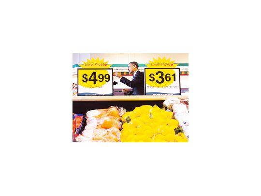 Barack Obama se paseó ayer por las góndolas de un supermercado de Bristol, Virginia. Allí promocionó su reforma sanitaria.