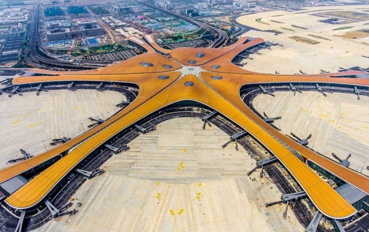 El imponente aeropuerto cuenta con ocho pistas y una torre de control de 70 metros.