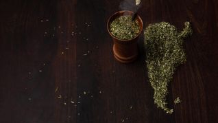 Este es el increíble truco que propuso una joven para tomar el mate dulce.