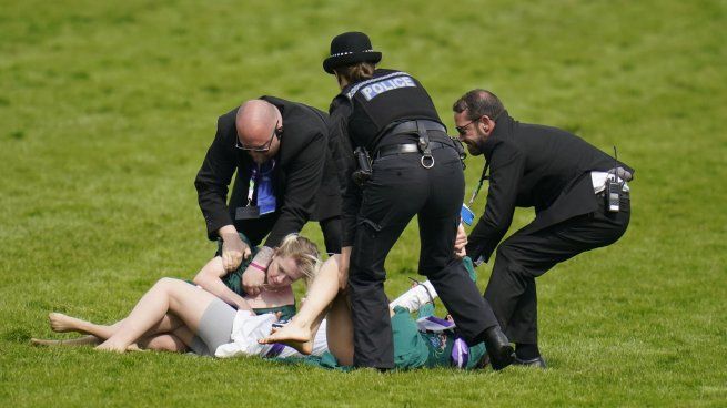 Animal rights activists arrested in Epsom derby.