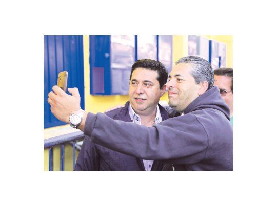 Daniel Angelici acepta sacarse una selfie con un socio cuando ingresaba a votar. Si bien al cierre de esta edición no había terminado el escrutinio, la tendencia a favor del candidato oficialista parecía definitiva.