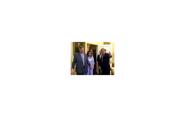 Néstor Kirchner, su esposa y el canciller Rafael Bielsa, ayer en la Casa Blanca, junto con el presidente de los Estados Unidos, George W. Bush.