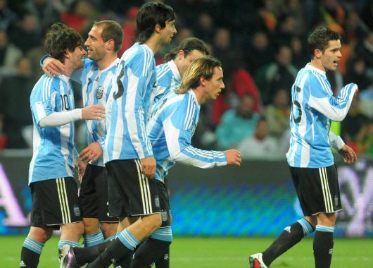 Los jugadores saludan a la Pulga por su gol