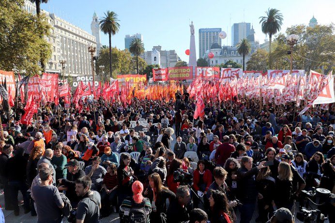 El Frente de Izquierda Unidad  en la Plaza de Mayo llevó adelante un acto con consignas como el rechazo al 