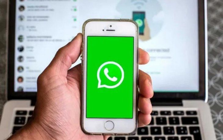 Los mensajes que envías y recibís se&nbsp;sincronizan&nbsp;entre el celular y la computadora, y podés&nbsp;verlos en ambos dispositivos.&nbsp;
