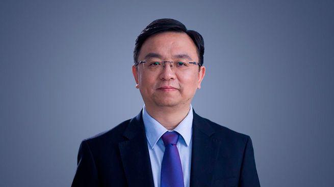 Es uno de los mayores millonarios de China al ser uno de los líderes de la industria automotriz.