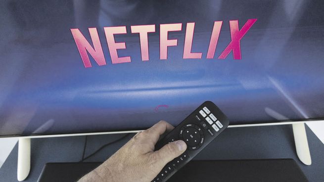 cambios. Netflix anunció el lunes que a partir de agosto cobrará un recargo extra a quienes compartan cuentas en diferentes hogares.