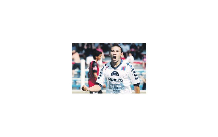 El Chino Luna grita un gol ante Colón. El delantero querrá repetir esta noche ante Atlético de Rafaela.