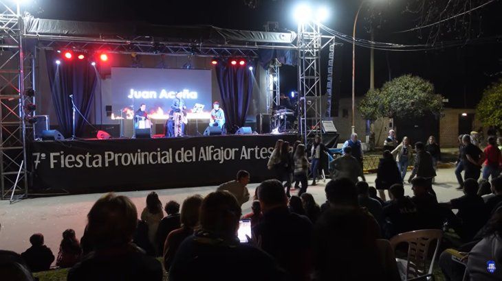 La fiesta del alfajor artesanal es un evento que reúne una gran cantidad de personas que supera muchas veces el número de habitantes del pueblo. La fiesta del alfajor artesanal es un evento que reúne una gran cantidad de personas que supera muchas veces el número de habitantes del pueblo.