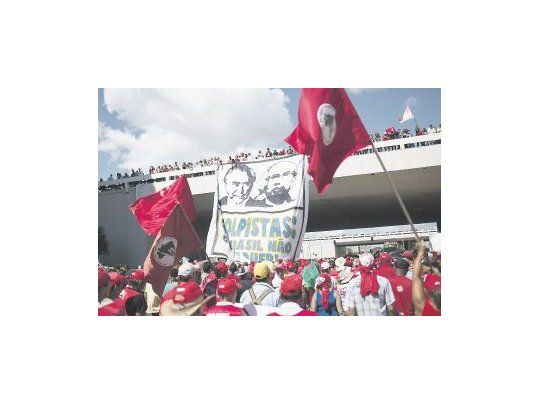 El vicepresidente Michel Temer y el titular de la Cámara de Diputados, Eduardo Cunha, estuvieron en el centro de las diatribas de los partidarios de Dilma Rousseff que se movilizaron en Brasilia (foto) y otras ciudades brasileñas. Ambos, del PMDB, son vistos por la militancia petista como los líderes del “golpe”.