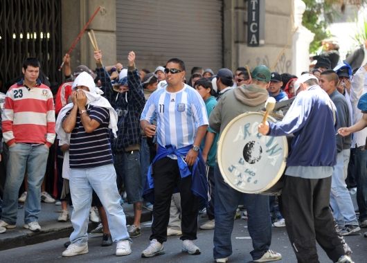 La Legislatura aprobó la reforma de las Juntas docentes tras una jornada de protestas y disturbios (foto 1)