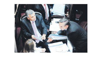 Miguel Pichetto, jefe del bloque del Frente para la Victoria, ajusta el orden de debate junto al radical Gerardo Morales en el Senado.