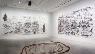 La última visión curatorial de Koyo Kouoh reivindica las frecuencias bajas, la poesía y el arte como espacio de consuelo, lejos de la grandilocuencia y la saturación de imágenes. La última visión curatorial de Koyo Kouoh reivindica las frecuencias bajas, la poesía y el arte como espacio de consuelo, lejos de la grandilocuencia y la saturación de imágenes.