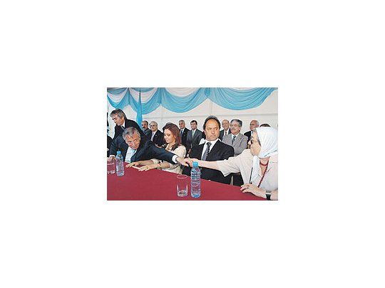 Juego de manosen el palco.Néstor Kirchnerse la extiende aHebe de Bonafinien el acto deentrega de laESMA a organizacionesdefensoras de lamemoria.Recatada,Cristina deKirchner cierralos ojos, comoatrás Julio DeVido, desplazadoa otra fila conJorge Taiana.Pensativo, semaravilla DanielScioli.