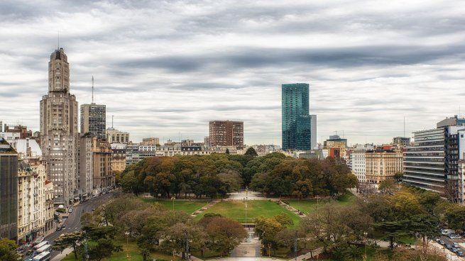 Buenos AIres estará calido y nublado en las próximas horas.