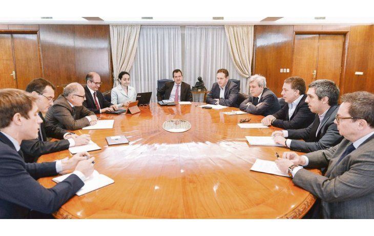 visita. La misión del FMI, encabezada por el italiano Roberto Cardarelli, en una reunión con todo el equipo del Ministerio de Hacienda.