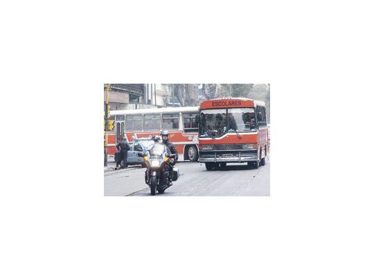 Una protesta de conductores de transporte escolar complicó otra jornada del tránsito porteño.Los colectiveros que reclamaron el miércoles fueron citados por la Justicia, que podríaimponerles multas por obstruir la circulación.