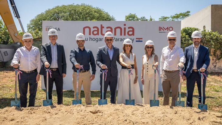 Palada Inicial Natania 86: Santiago Gómez Grassi y Miguel Abente Brun, Directores de Gómez Abente Construcciones, a cargo de la ejecución de N86. Diego Prieto, Alejandro Domínguez y Giovanni Masulli, de INMO Desarrollos, junto a sus esposas. Juan Pablo Mena, de Gerente comercial de Natania Py. Palada Inicial Natania 86: Santiago Gómez Grassi y Miguel Abente Brun, Directores de Gómez Abente Construcciones, a cargo de la ejecución de N86. Diego Prieto, Alejandro Domínguez y Giovanni Masulli, de INMO Desarrollos, junto a sus esposas. Juan Pablo Mena, de Gerente comercial de Natania Py.