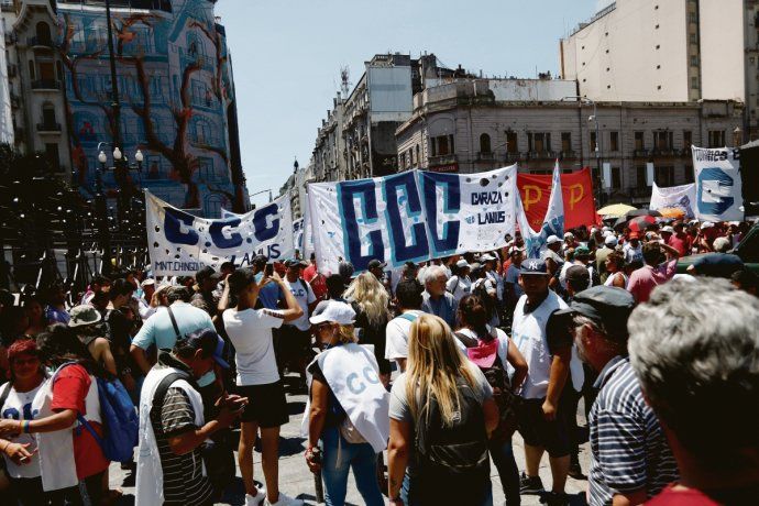 Ayer, piqueteros marcharon por la jura de Juan Carlos Alderete y Federico Fagioli. La izquierda fue por su cuenta a quejarse del megaproyecto, en un Congreso lleno de vallas que el kirchnerismo prometió no utilizar.