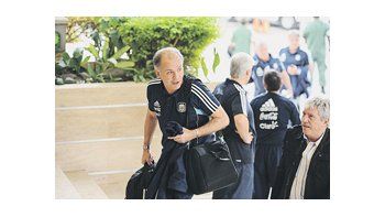 ámbito.com | Alejandro Sabella llegando a Puerto La Cruz; el técnico atiende al periodismo con amabilidad y le huye a la polémica.