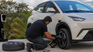Cambio de neumático en un vehículo electrificado. La rueda de auxilio sigue como la solución más directa frente a imprevistos en ruta