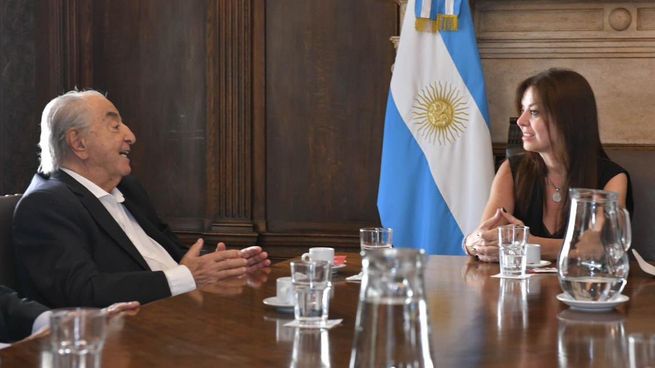 El líder de la federación de Comercio se reunió con Sandra Pettovello. 