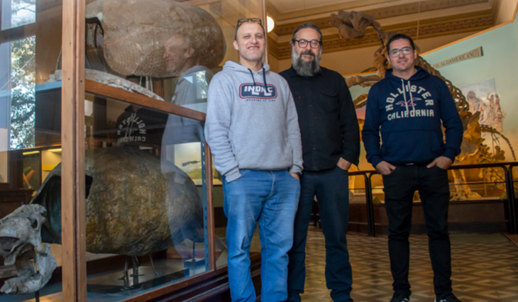 Martín de los Reyes, Mariano Del Papa y Miguel Delgado en el Museo de La Plata junto a un ejemplar de Neoesclerocalyptus.