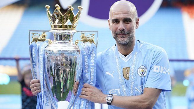Pep Guardiola con el trofeo de la Premier League 