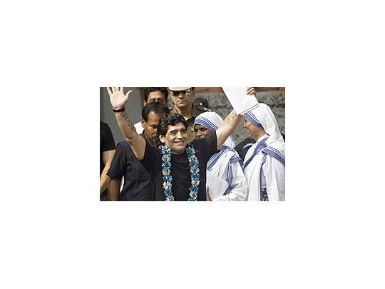 Diego Maradona viajó a India para inaugurar una escuela de fútbol.