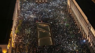 Más de 100.000 personas se congregaron en Sofía para exigir la dimisión del gobierno de Bulgaria, que se consumara el próximo viernes. Más de 100.000 personas se congregaron en Sofía para exigir la dimisión del gobierno de Bulgaria, que se consumara el próximo viernes.