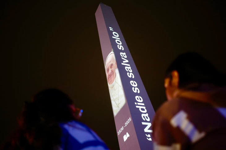 El principal reconocimiento tiene lugar en el Obelisco de Buenos Aires. Desde las 20 hasta la madrugada el monumento quedará iluminado con la proyección de la frase “Nadie se salva solo”, una de las enseñanzas más recordadas del pontífice.
