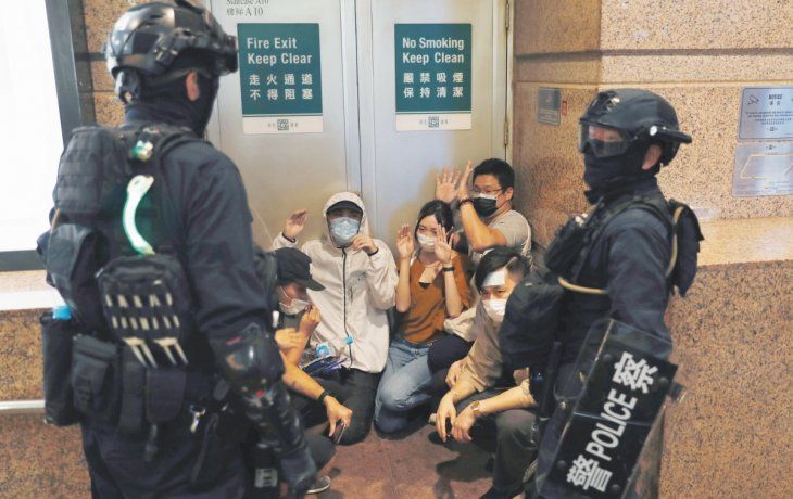 DETENIDOS. La policía controla a un grupo de personas que participaban de las protestas.&nbsp;