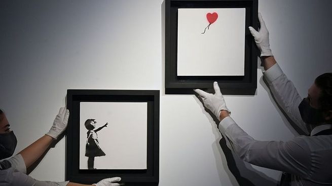 La rara edición, una de las 25 creadas por el esquivo artista callejero británico en 2005, presenta a una niña en una pintura y su globo en forma de corazón en otra.