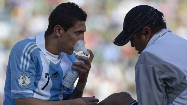 Di María necesita un tubo de oxígeno para jugar en la altura de La Paz.