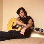 Un gesto serio y una mirada firme: señales de una personalidad forjada mucho antes de que el éxito entrara en escena. Un gesto serio y una mirada firme: señales de una personalidad forjada mucho antes de que el éxito entrara en escena.