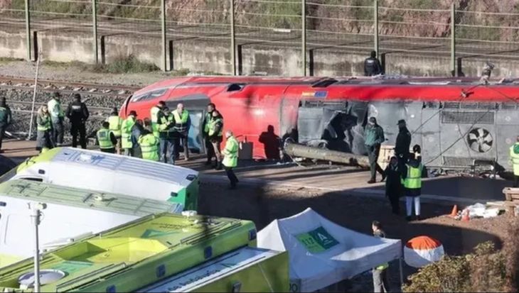 El operativo de rescate se concentra ahora en la utilización de grúas de gran tonelaje para elevar los restos del tren Alvia de Renfe. El operativo de rescate se concentra ahora en la utilización de grúas de gran tonelaje para elevar los restos del tren Alvia de Renfe.