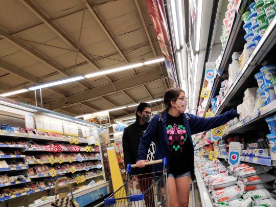 Cuidados. Miles de personas salieron ayer a abastecerse de mercadería por la llegada del coronavirus; algunos hasta lo hicieron con barbijo.