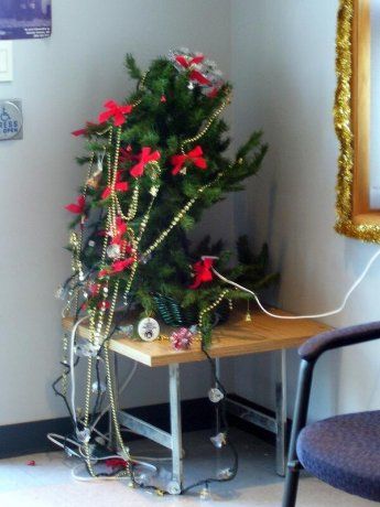 Si tu árbol de Navidad se emborracha y llega a casa sin poder tenerse en pie, más o menos se vería así.