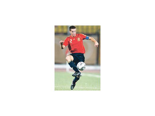 El español César Azpilicueta domina la pelota durante el partido en que España goleó a Venezuela por 3 tantos contra 0 en El Cairo.