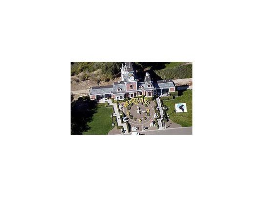 Neverland cambiará de nombre para borrar de la opinión pública la vinculación con el juicio por abusos que enfrentó Michael Jackson.