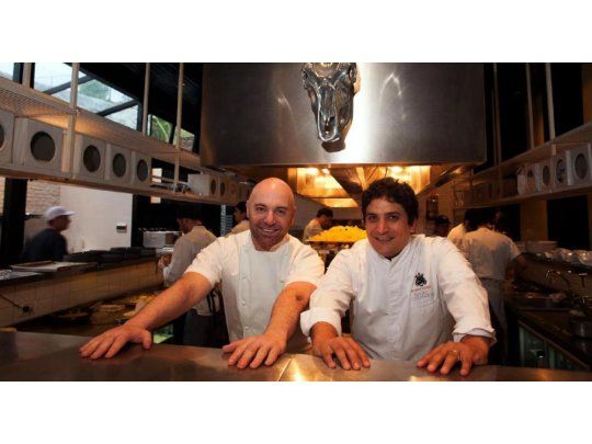 Germán Martitegui junto a Mauro Colagreco en un evento especial. Ambos figuran con sus respectivos establecimientos en el ranking difundido este miércoles.