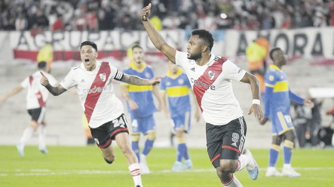 cara y ceca. Caras de la misma moneda: Borja celebra el gol de River e inmediatamente, en el festejo, se producen los incidentes entre los jugadores, que derivaron en varias tarjetas rojas.