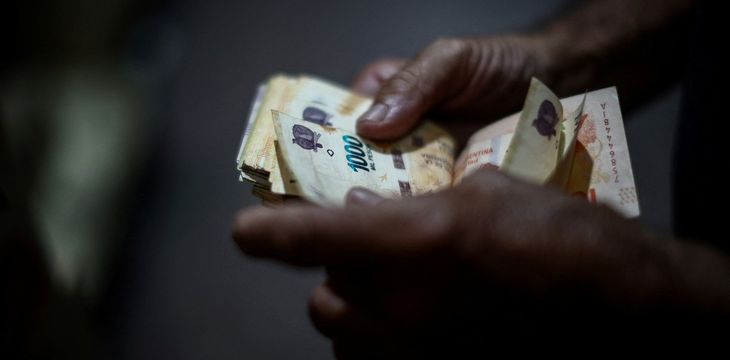 Los salarios superaron la inflación en agosto, pero los ingresos de los trabajadores registrados todavía acumulan pérdidas de poder adquisitivo en la comparación interanual, según el INDEC. Los salarios superaron la inflación en agosto, pero los ingresos de los trabajadores registrados todavía acumulan pérdidas de poder adquisitivo en la comparación interanual, según el INDEC.
