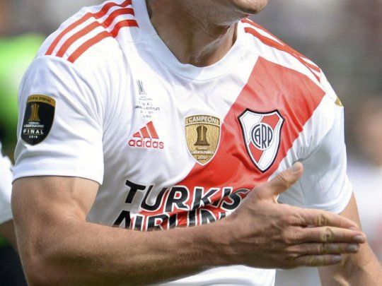 La relación entre River y Adidas está en jaque.